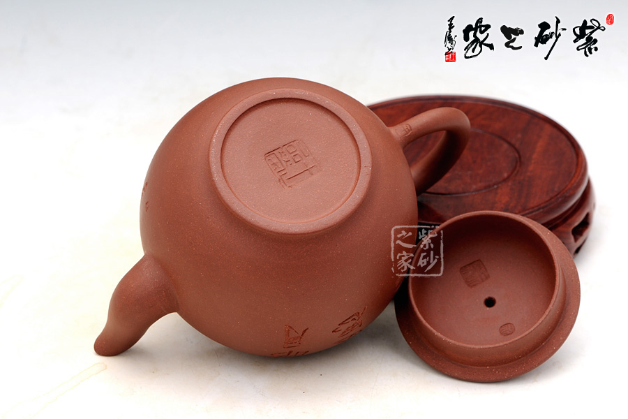 ▼壶底印有"王品荣",神刀篆刻高足