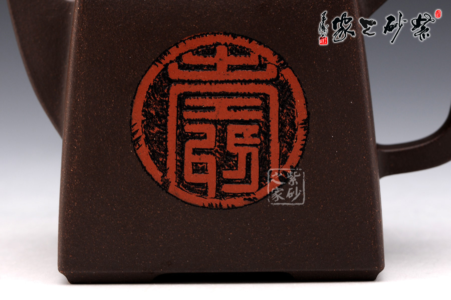 壶身正面采用了阳刻的手法篆刻一个大写的"寿"字