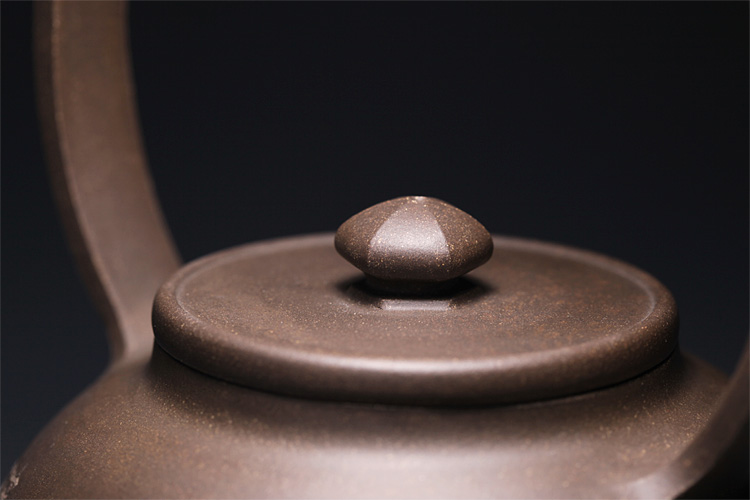 描      述 &nbsp;江苏省陶瓷艺术大师陈建平制并刻〖大彬提梁