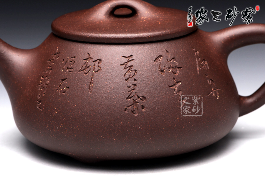 耳形端把微上翘,俊俏可爱直流嘴短短而出,出水迅猛爽利刻绘工艺精湛壶