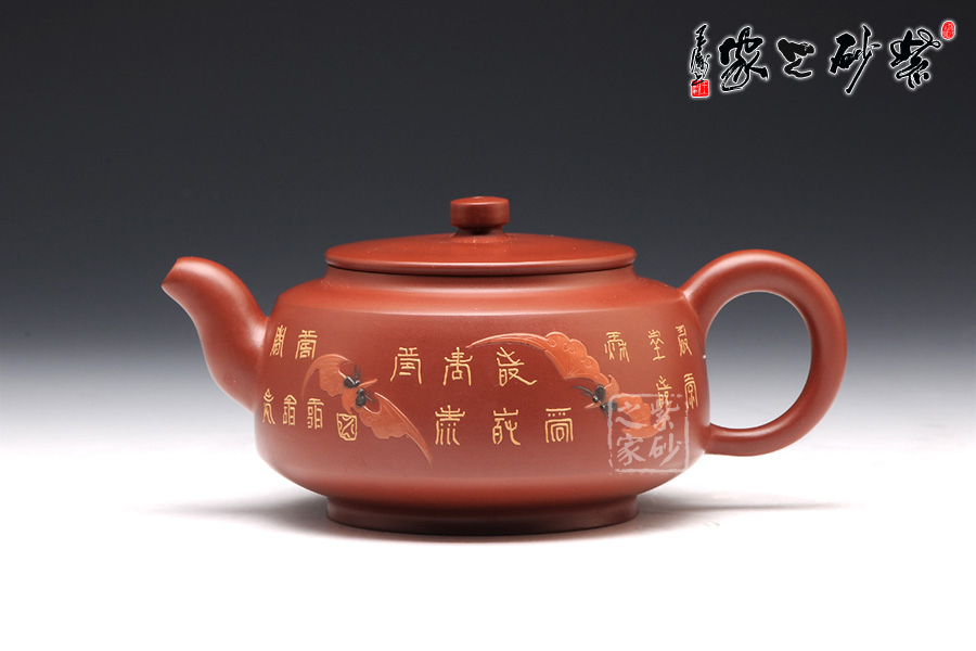 作品详情 祥瑞   纵观此壶,壶盖,壶身,壶嘴棱角分明,壶嘴加以巧妙的