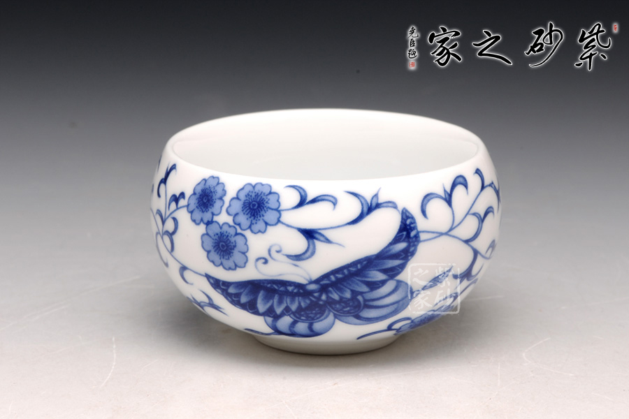 作品库 作品详情 蝶舞青韵杯 作品描述   杯子小巧可爱,细腻圆润.