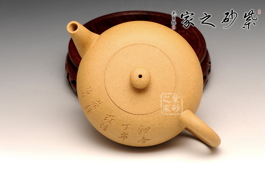 手壶身镌刻"钿合丁宁,改注茶经",是传统钿合壶的曼生铭文弯嘴胥出朝天