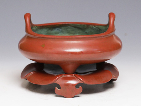 带座冲天耳三足乳炉（大红袍）