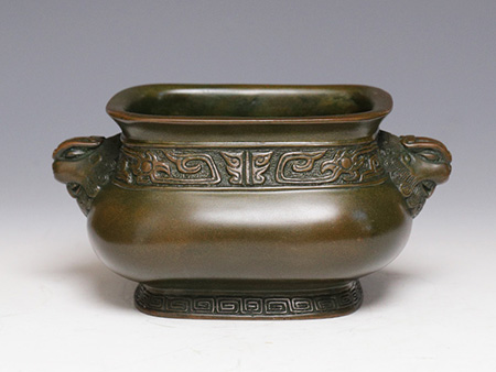 天鸡耳锦带方彝炉