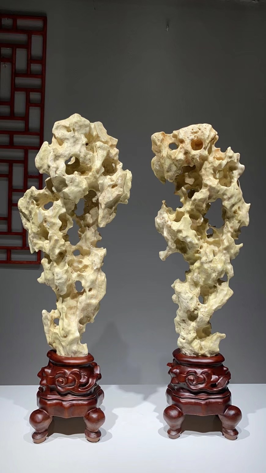 一对太湖石80×29×18厘米，78×26×14厘米