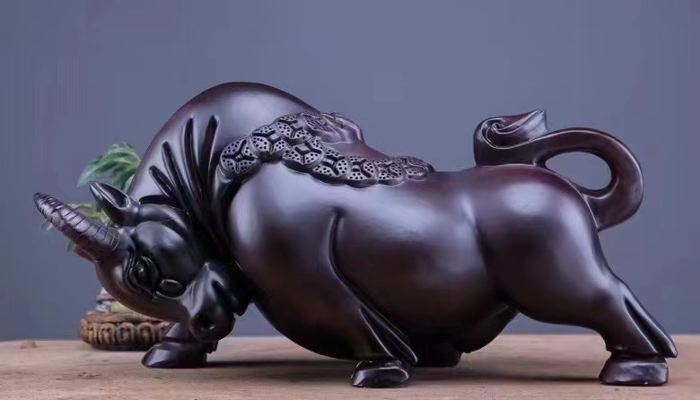 气势如虹牛摆件