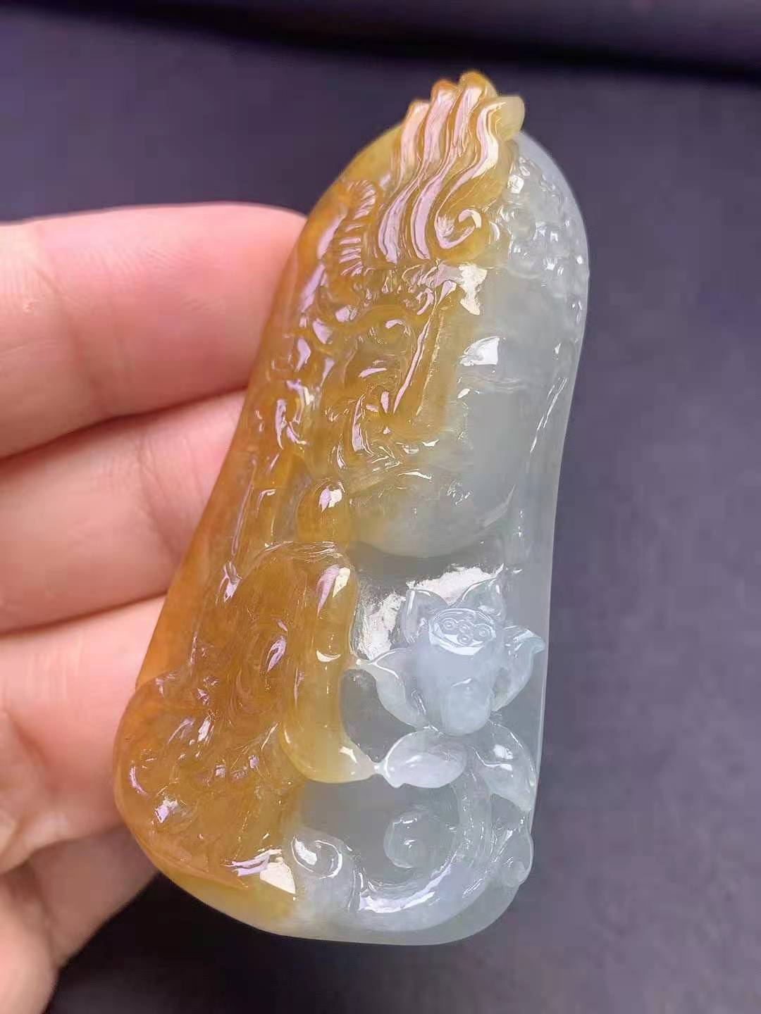 天然黄翡巧雕《一念之间》