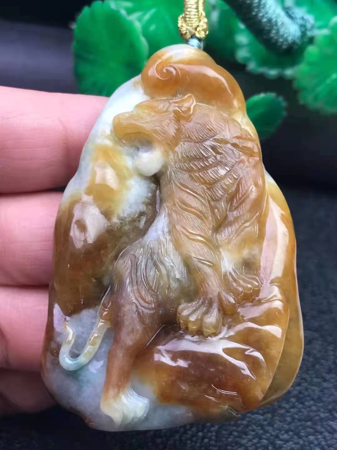 天然黄翡巧雕《上山虎》