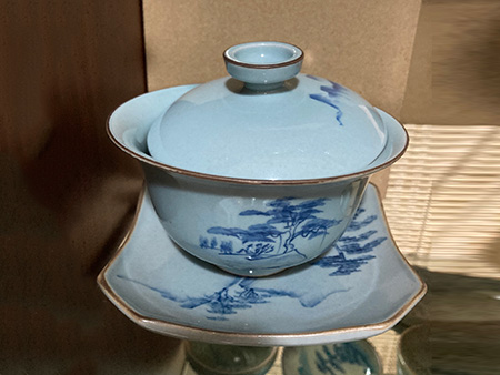 青釉手绘山水盖碗