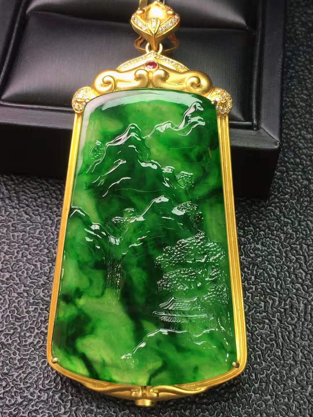 18k金镶冰种满绿山水牌