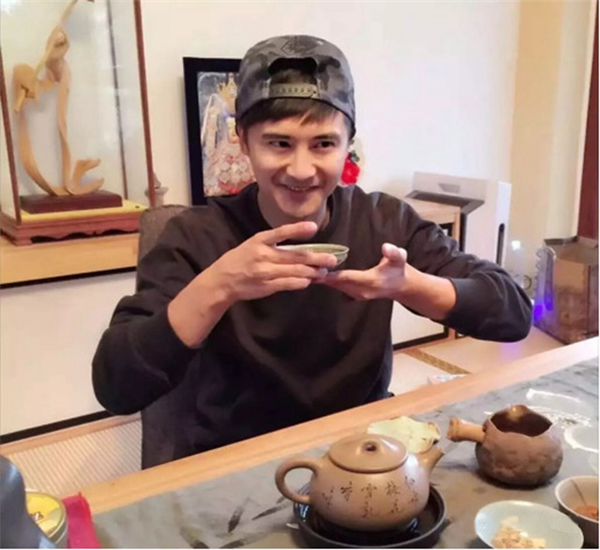 马云喝茶嗑瓜子的图片图片