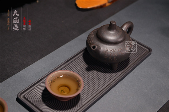 大成壶（扁翁刻绘）.jpg