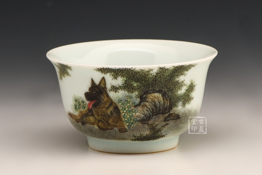 粉彩犬守太平撇口杯 79110 1.jpg