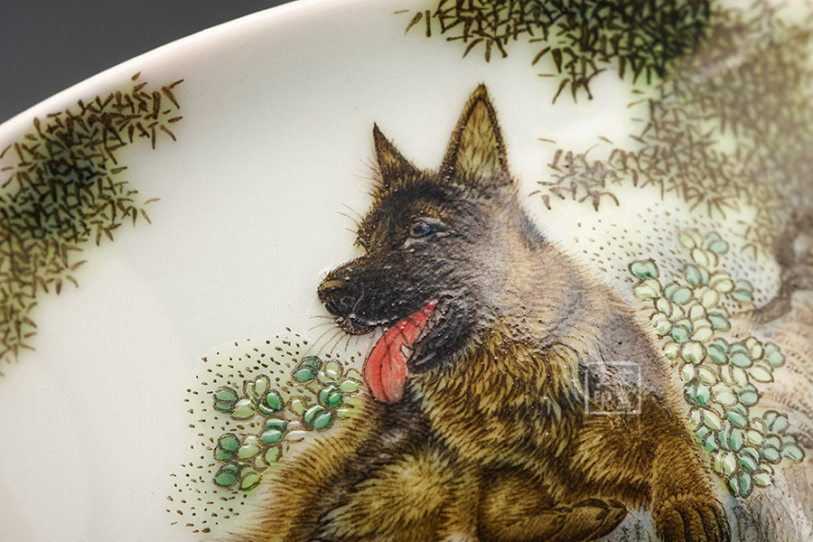 粉彩犬守太平撇口杯 79110 2.jpg