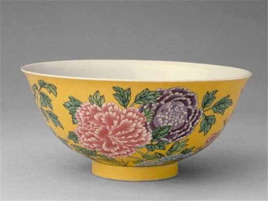 1579068764510829.jpg 清康熙 珐琅彩黄地开光花卉碗(兰花一面).jpg