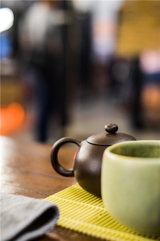 black-ceramic-teapot-on-bamboo-mat-2378501.jpg