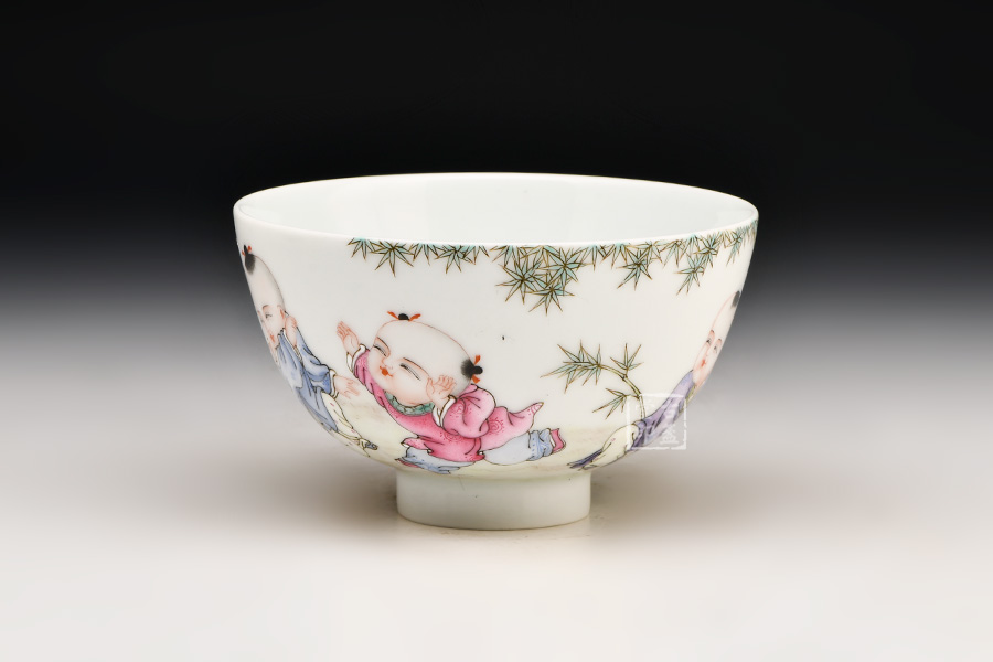 粉彩童子杯（八字）.JPG