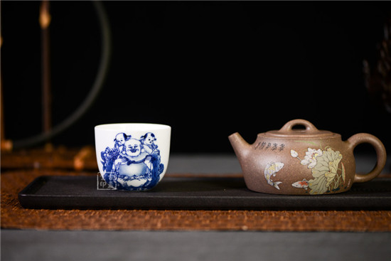 妙手青花人物杯（欢喜连年）88819.jpg