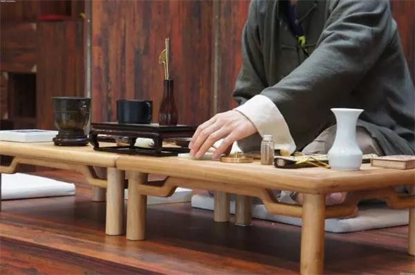 环境和香具要洁净,重视程度越高,则效果越好;甚至沐浴更衣,所以焚香前