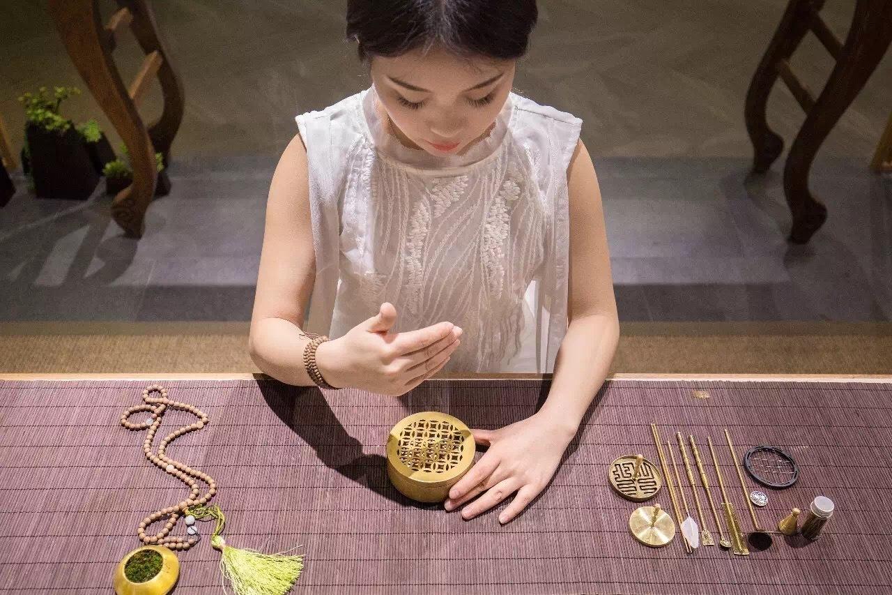 香文化最初只用在祈求上苍保佑的祭祀活动中,后来人们开始以香料融入