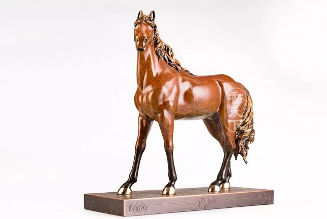 关于朱炳仁热着色工艺的铜摆件——马