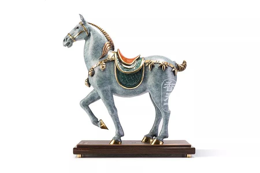 关于朱炳仁热着色工艺的铜摆件——马