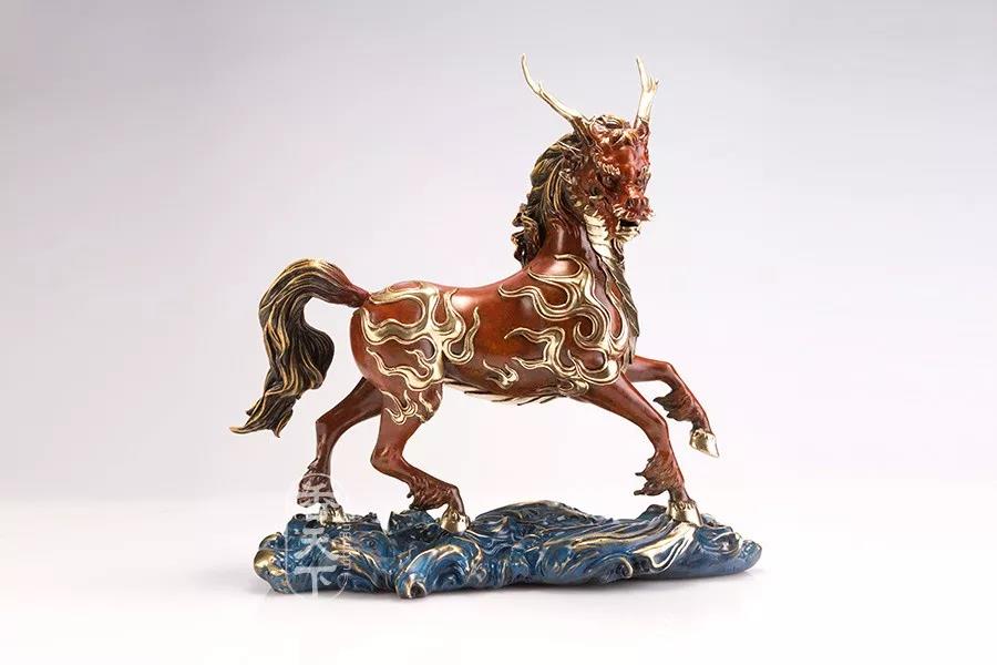 关于朱炳仁热着色工艺的铜摆件——马