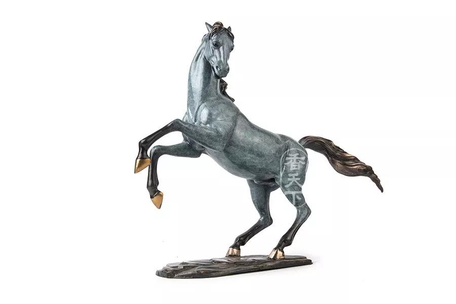 关于朱炳仁热着色工艺的铜摆件——马